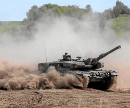 Un tanque Leopard 2 polaco, en unas maniobras de la OTAN en Nowogard, Polonia.