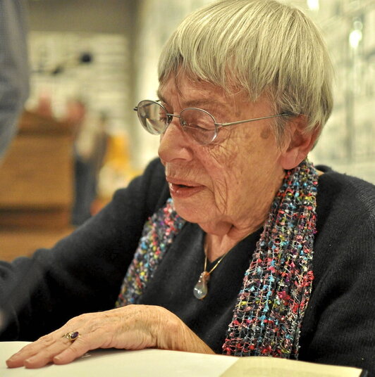 La gran Ursula K. Le Guin puso el foco sobre cuestiones muy terráqueas como cuestiones de género, la desigualdad social, la persecución de los pueblos nativos...