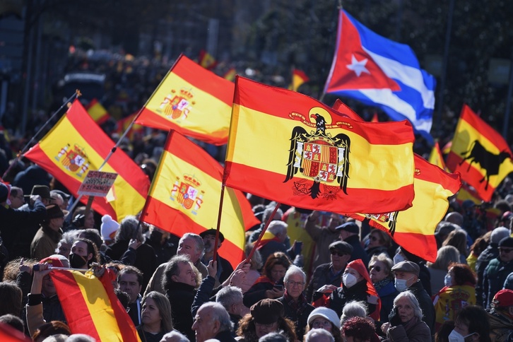 Entre las muchas banderas españolas no pudo faltar el águila de san Juan.