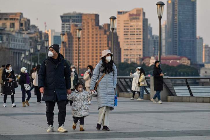Una familia paseando en la ciudad de Shanghai.