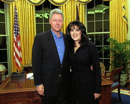 Imagen del político y la becaria de la biblioteca presidencial Bill Clinton.