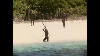 Miembro de la tribu de la isla Sentinel expulsando a los visitantes. 