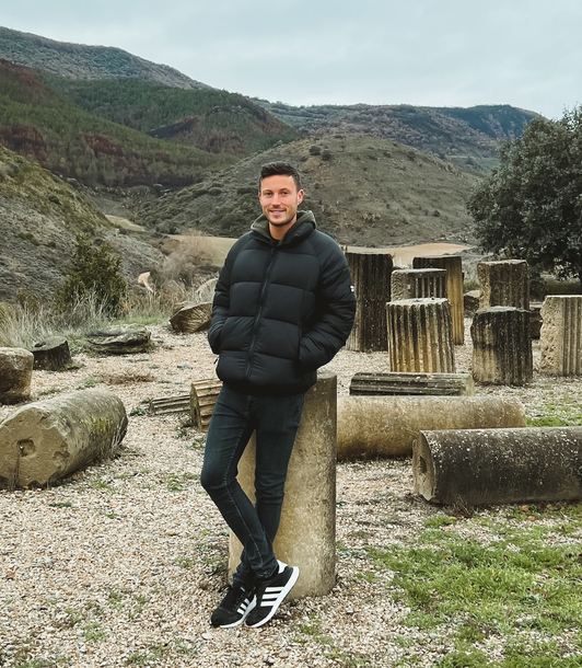 Iker Ibero posa en el yacimiento de Santa Criz, del que ha recreado la ciudad romana que estaba asentada en ese lugar.