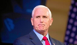 Mike Pence presidenteorde ohia, igaro den apirilean Charlottesvilleko Virginiako Unibertsitatean ateratako argazki batean.