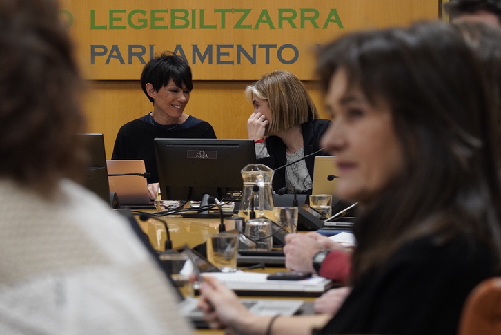 Maddalen Iriarte y Nerea Kortajarena, en la reunión del grupo parlamentario de EH Bildu en Gasteiz. 
