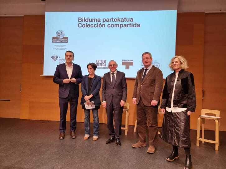 Representantes de las instituciones, en la presentación de las obras.