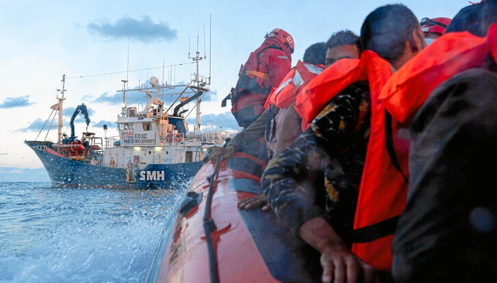 El Aita Mari, en un rescate anterior en el Mediterráneo.