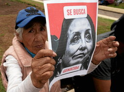 Una mujer muestra un cartel contra Dina Boluarte durante una protesta en Cuzco.