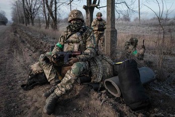 Paracaidistas ucranianos esperan a ser trasladados en la carretera de Chasiv Yar.