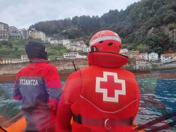 Intervención conjunta de la Cruz Roja y la Ertzaintza en Elantxobe.