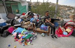 Un palestino junto a las pertenencias de la familia de Rateb Hatab Shukairat, cuya casa fue demolida en Jerusalén.