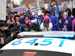 Manifestantes rodean un coche policial en la protesta de Memphis.
