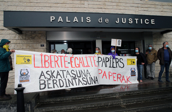 Protesta organizada por Cimade ante el juzgado de Baiona.
