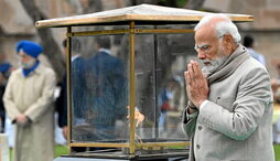El primer ministro indio, Narendra Modi, ante el memorial de Mahatma Ghandi, en el aniversario de su muerte.