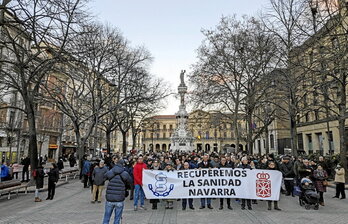 Alrededor de medio millar de personas secundó la concentración de ayer tarde en el Paseo Sarasate en apoyo a las demandas del SMN.