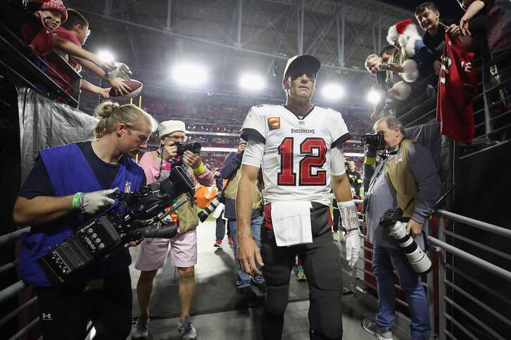 Tom Brady abandona el césped tras un partido de la NFL el 25 de diciembre de 2022. 