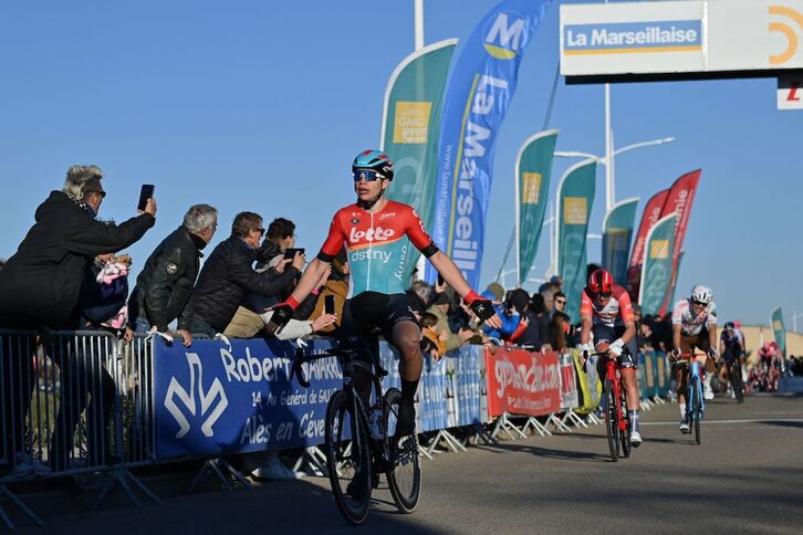 Arnaud De Lie celebra su triunfo en la Estrella Besseges.