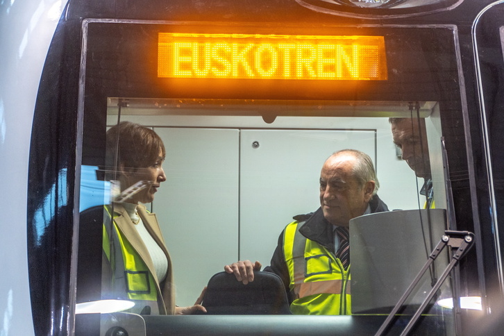 El consejero Arriola, durante una reciente visita a Euskotren. 