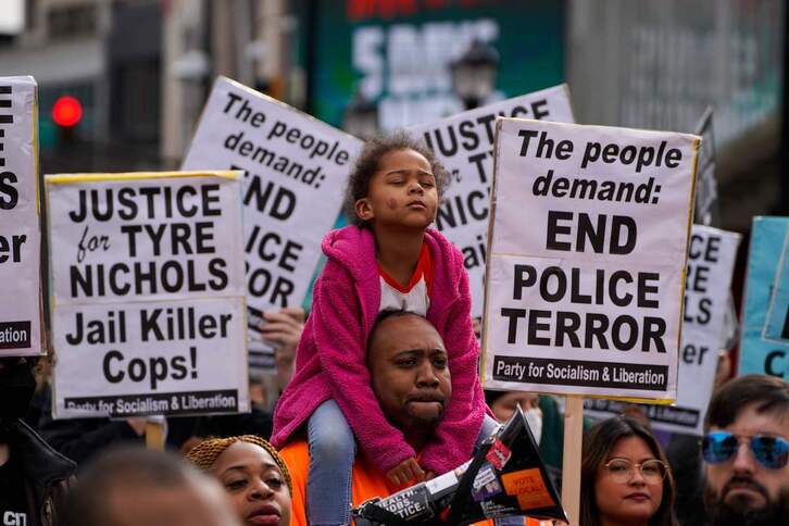 Manifestantes exigen justicia para Tyre Nichols y el fin del «terror policial» en una concentración realizada el pasado 28 de enero en Atlanta. 