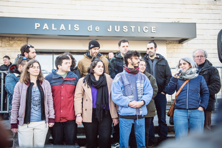 Los y las encausadas han recibido el apoyo de numerosas personas a las puertas del Tribunal de Baiona. 
