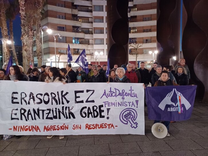 Concentración en la plaza Bide Onera de Barakaldo en repulsa de la violencia machista y homófoba.