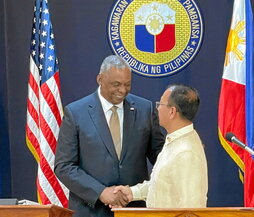 Lloyd Austin estrecha la mano de Carlito Galvez antes de su comparecencia conjunta.