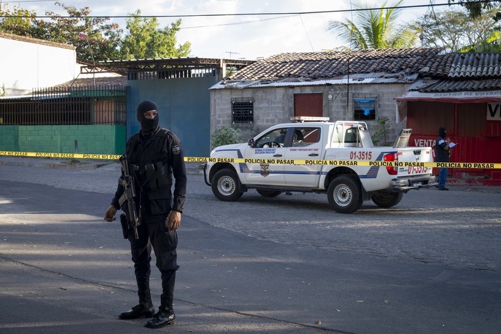 Policías desplegados en El Salvador por un incidente violento, en una imagen de archivo.