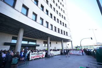 Concentración de la Plataforma Navarra de Salud ante Osasunbidea contra la exclusividad.