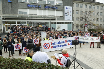 TOPA plataformak deituta larunbat honetan Donostiako Ospitalearen aurrean Tolosaldeako hainbat herritarrek egindako protesta.