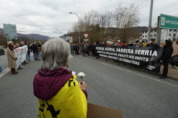 Acto en recuerdo a los fallecidos en el Bidasoa que ha tenido lugar en la muga de Behobia.