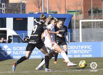 Lauren intenta sacar el balón, presionada por Franssi y Mirari, autoras de los goles realistas.