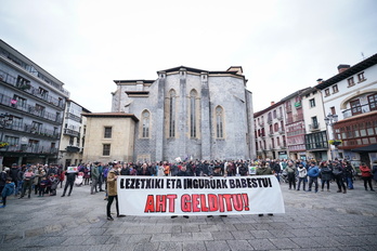 Concentración celebrada en Arrasate para denunciar los daños causados por el TAV en Lezetxiki.