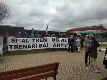 Concentración en Ribabellosa a iniciativa de la Plataforma Valles Alaveses por un Tren Social.