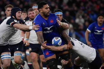 El italiano Padovani trata de frenar al francés Taofifenua durante el partido de Seis Naciones.