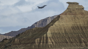 Un avión militar sobrevuela las Bardenas, donde sí han sido habituales este tipo de incidentes.