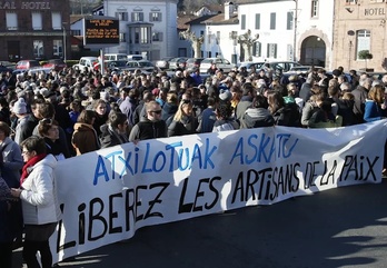 Milaka lagunek parte hartu zuten Luhuson gertaturiko polizi operazioa salatzeko mobilizazioan.