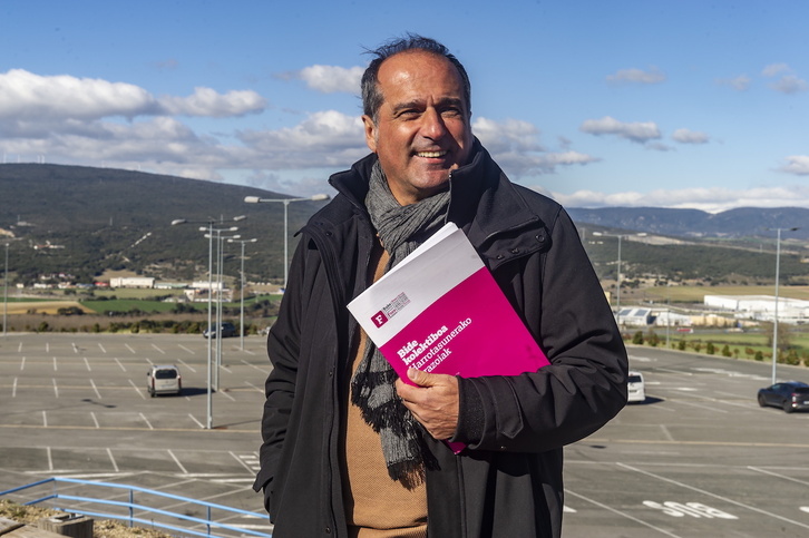 Agus Hernan, ante la cárcel de Zaballa, donde se ha reunido con EPPK.