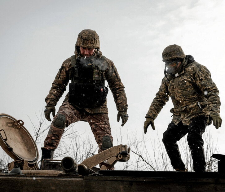 Dos soldados ucranianos, en un blindado estadounidense M113 en Zarichne.