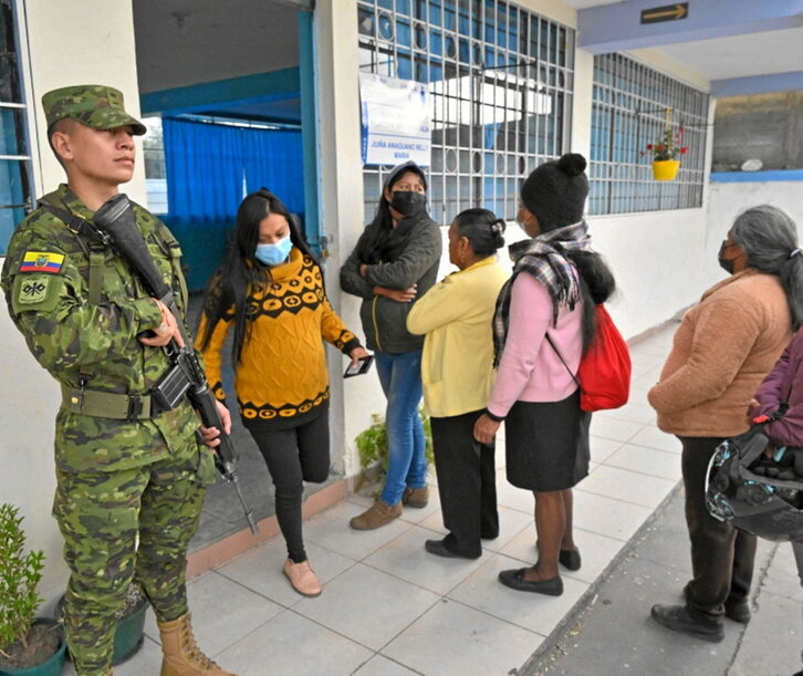 Votantes en un colegio electoral de Quito.