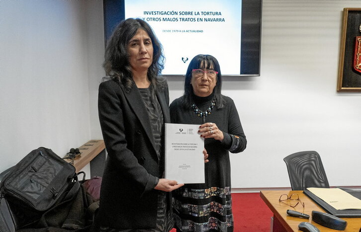 Las investigadoras del IVAC Laura Pego y Jeannette Ruiz Goiketxeta muestran el informe  sobre la tortura presentado en el Parlamento navarro.