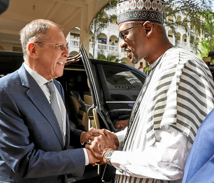 El ministro de Exteriores ruso, Sergei Lavrov, recibido por su homólogo maliense, Abdoulaye Diop.
