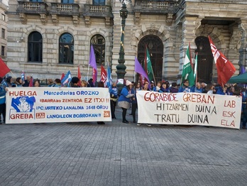 Trabajadoras del sector de los cuidados han protestado ante la Diputación de Bizkaia.