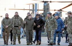 Sunak y Zelenski visitaron la base de Dorset, donde se entrenan soldados ucranianos en el manejo de tanques Challenger 2.