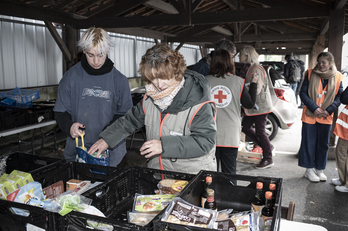 Reparto de paquetes de comida en las inmediaciones de una residencia de estudiantes, en Baiona.