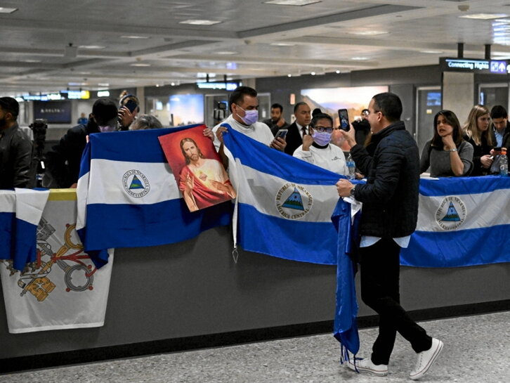 Nicaragüenses esperan la llegada del vuelo en Dulles (Virginia).