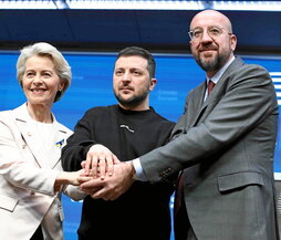 Von der Leyen, Zelenski y Michel entrecruzan sus manos.