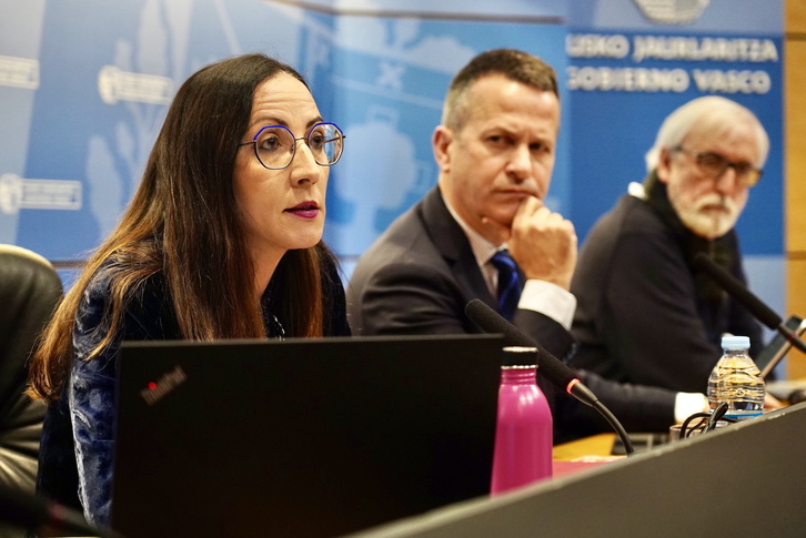 Begooña Pedrosa junto a Jokin Bildarratz en la rueda de prensa ofrecida este viernes en Bilbo.