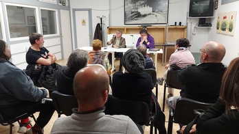 Reunión del concejal Jon Bilbao con las personas afectadas por el Plan Especial del Peñascal.