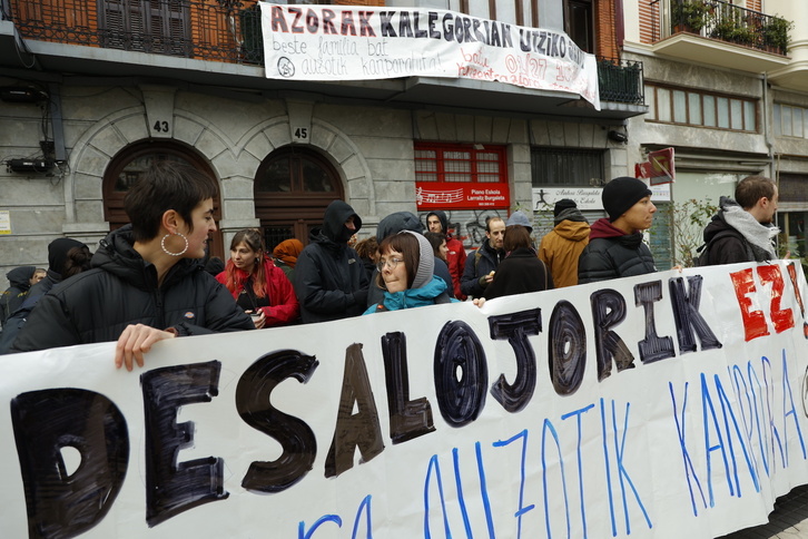 Concentración celebrada el pasado 27 de enero en Donostia contra el «fondo buitre» Azora.