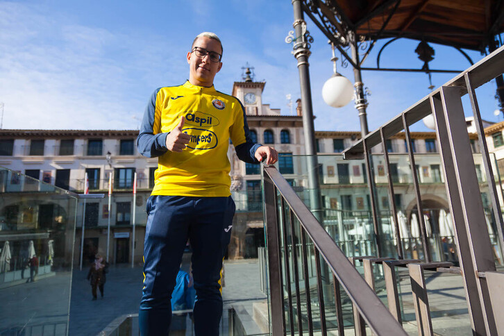 Terry posa en el centro de Tutera con la camiseta de su equipo.